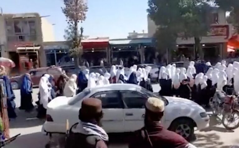 Scopri di più sull'articolo Il coraggio delle ragazze afghane che protestano per andare a scuola
